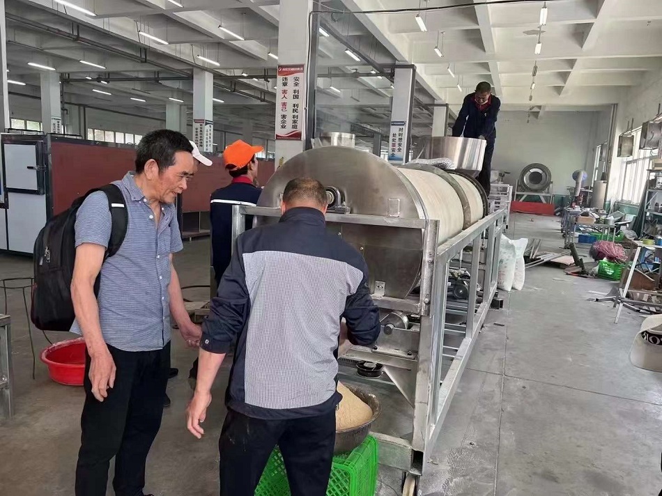 Customers come to the factory to test the machine electromagnetic assembly line fried flour equipment