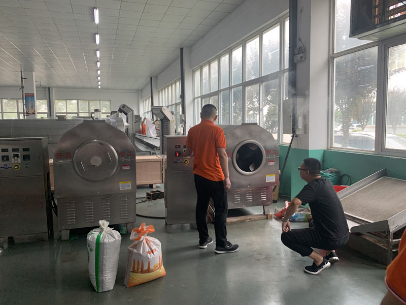 Henan luoyang customer come to factory test DCCZ7-10 roasting machine