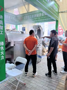 Customer roasting nuts on exhibition in our machine