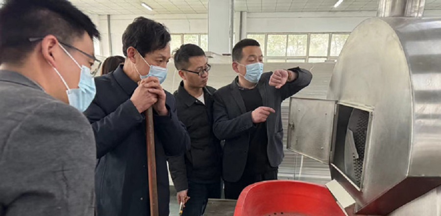 On March 15th, Shandong customers came to the factory to test the machine for roasting gelatin beads!