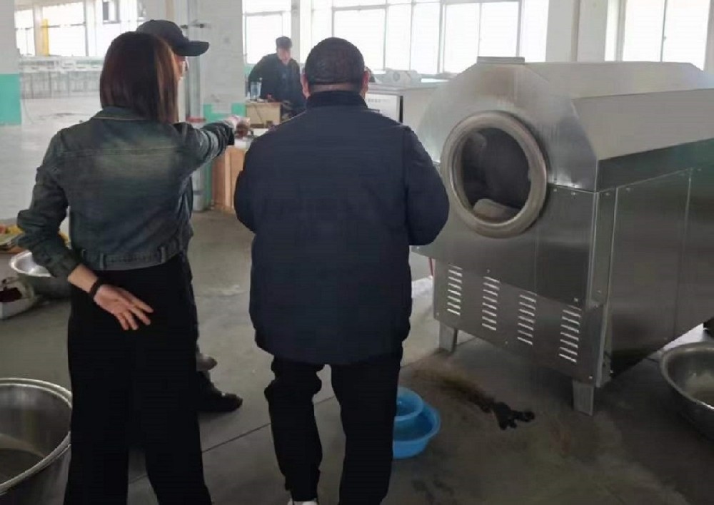 Henan customers to the factory to test 100 jin sesame wok