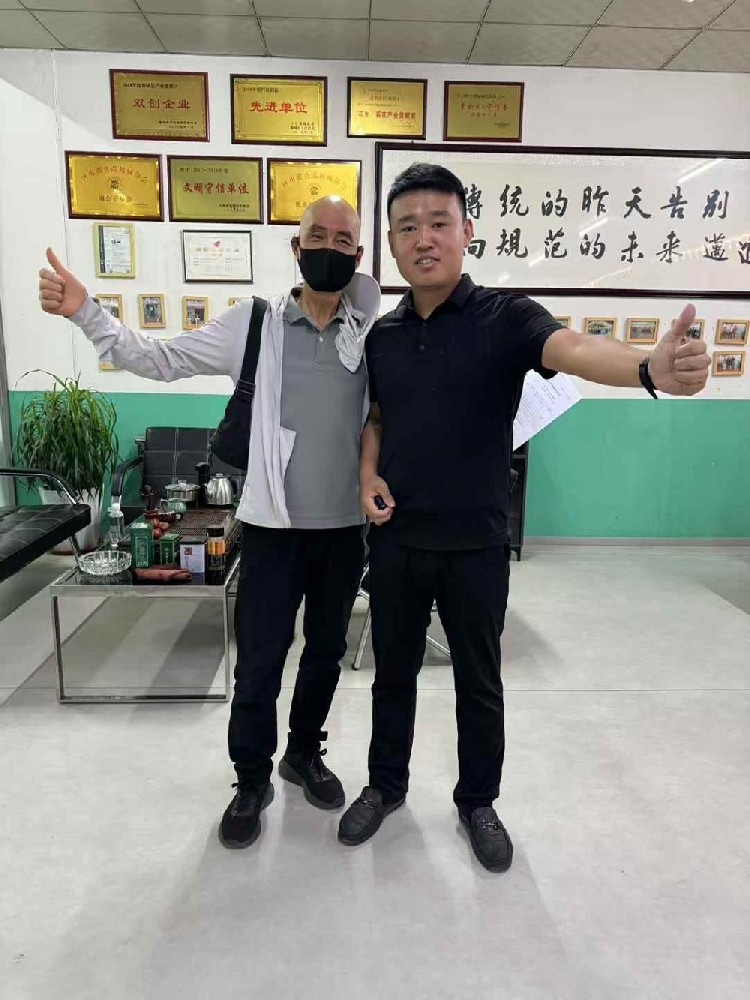 A customer from Hubei Province ordered a nut roasting machine