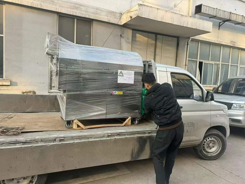 Electromagnetic roasting machine is shipped to Zhumadian.