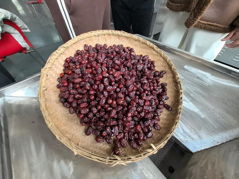 Customer tests the roasting of dried red dates