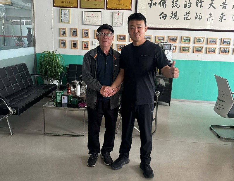 The customer came to the factory to purchase the machine.